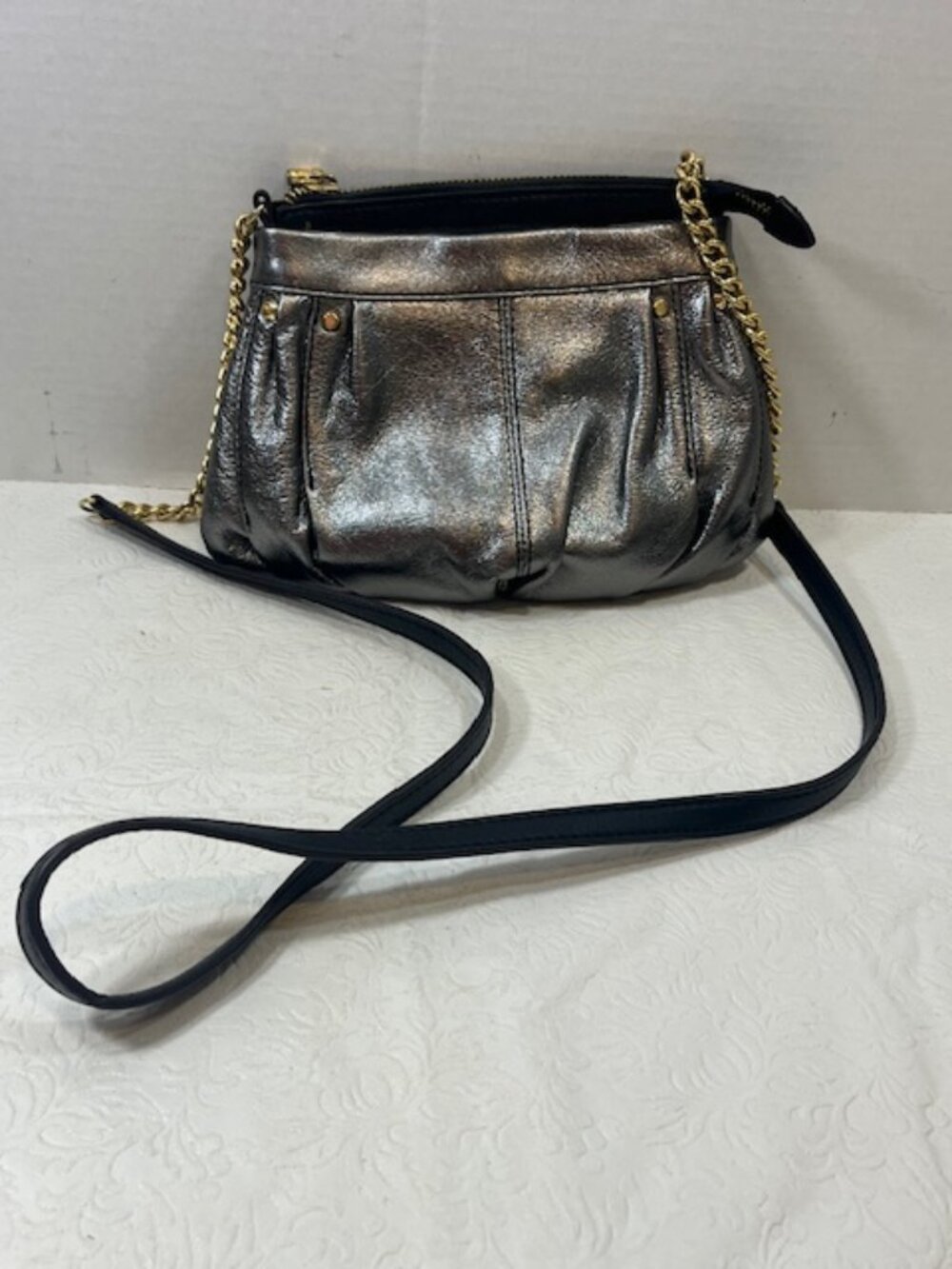 B. Makowsky Metallic Silver/Pewter Leather Zip Crossbody Shoulder Bag 9"x7"